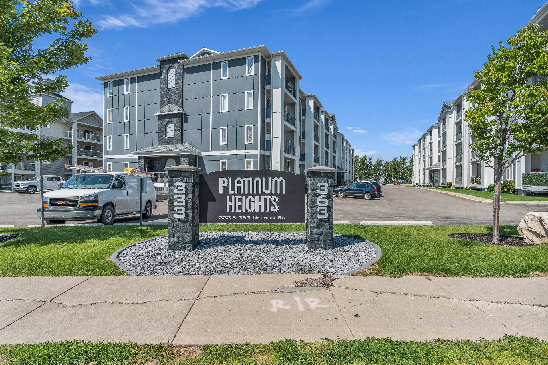 百年高中步行顶楼公寓出售 · 333 Nelson Road #409 ——林与唐地产